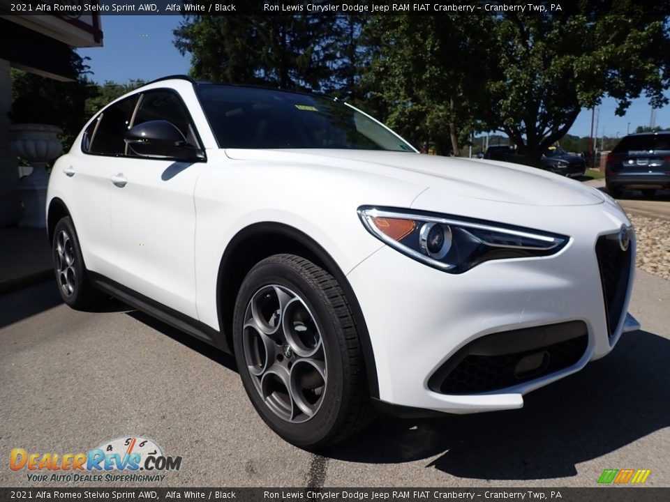 Front 3/4 View of 2021 Alfa Romeo Stelvio Sprint AWD Photo #3