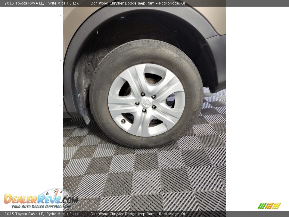 2015 Toyota RAV4 LE Pyrite Mica / Black Photo #33
