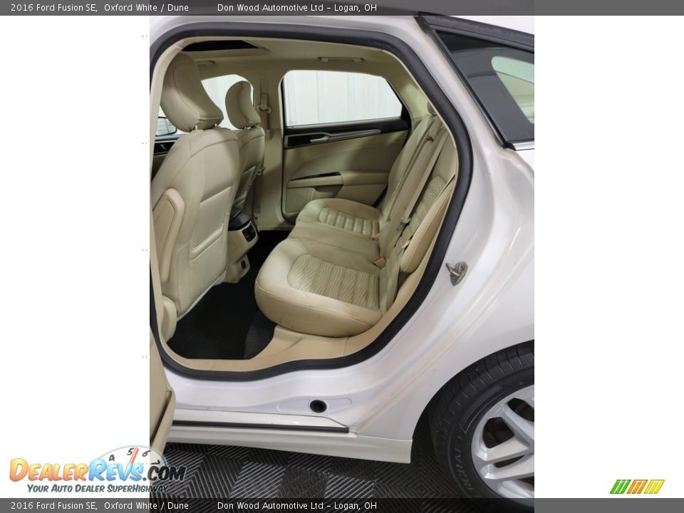 2016 Ford Fusion SE Oxford White / Dune Photo #24