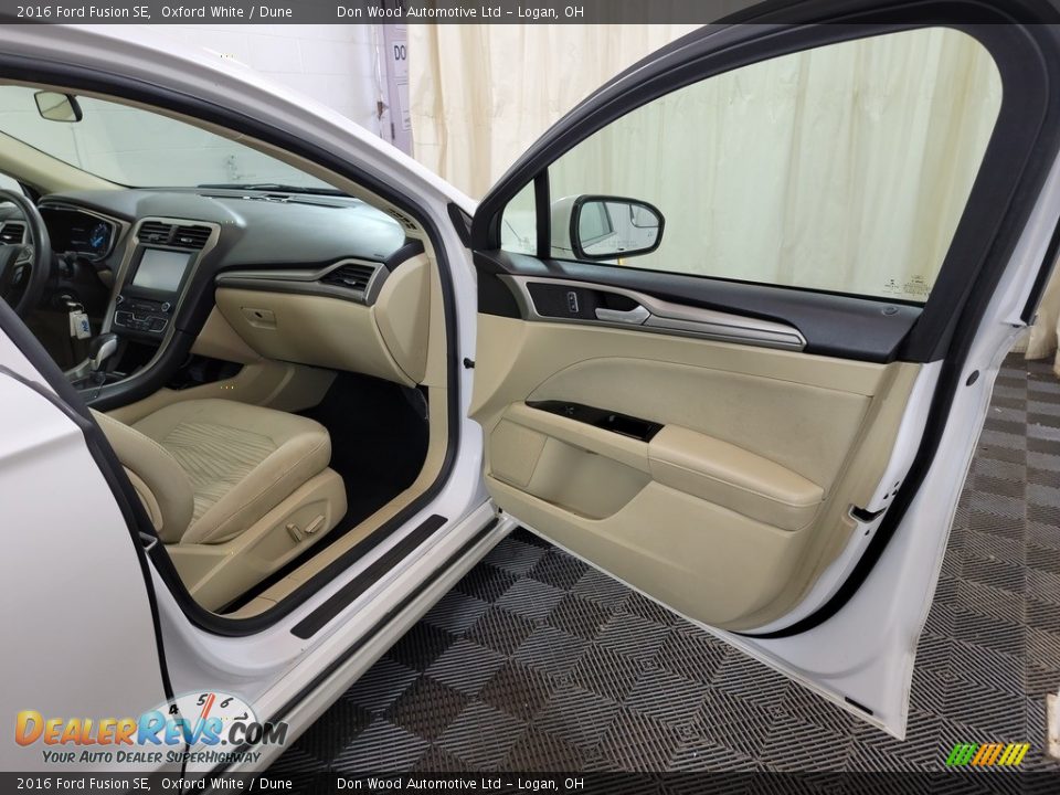 2016 Ford Fusion SE Oxford White / Dune Photo #25