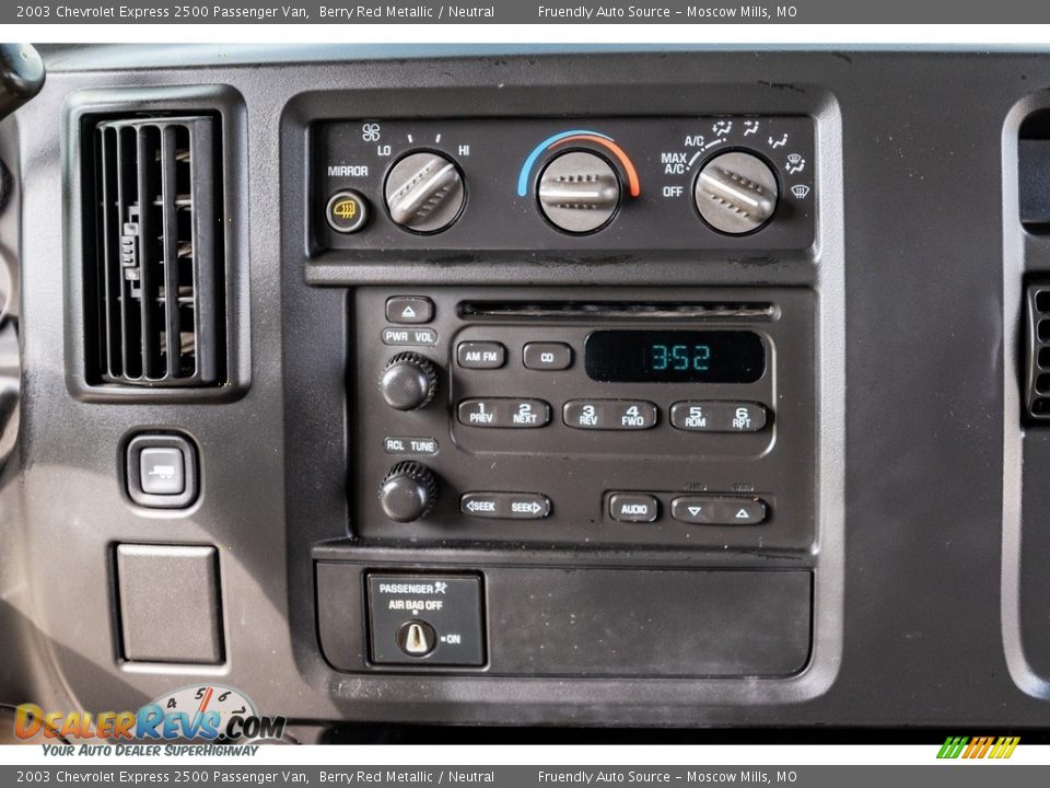 Controls of 2003 Chevrolet Express 2500 Passenger Van Photo #32