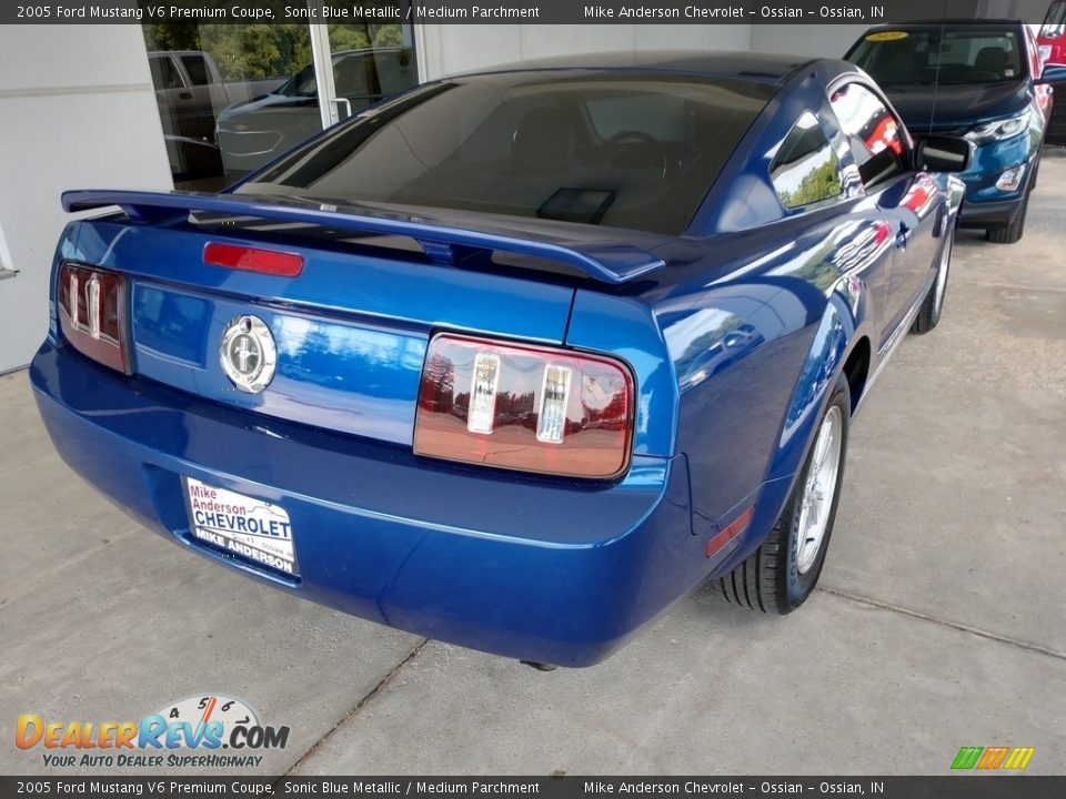 2005 Ford Mustang V6 Premium Coupe Sonic Blue Metallic / Medium Parchment Photo #4