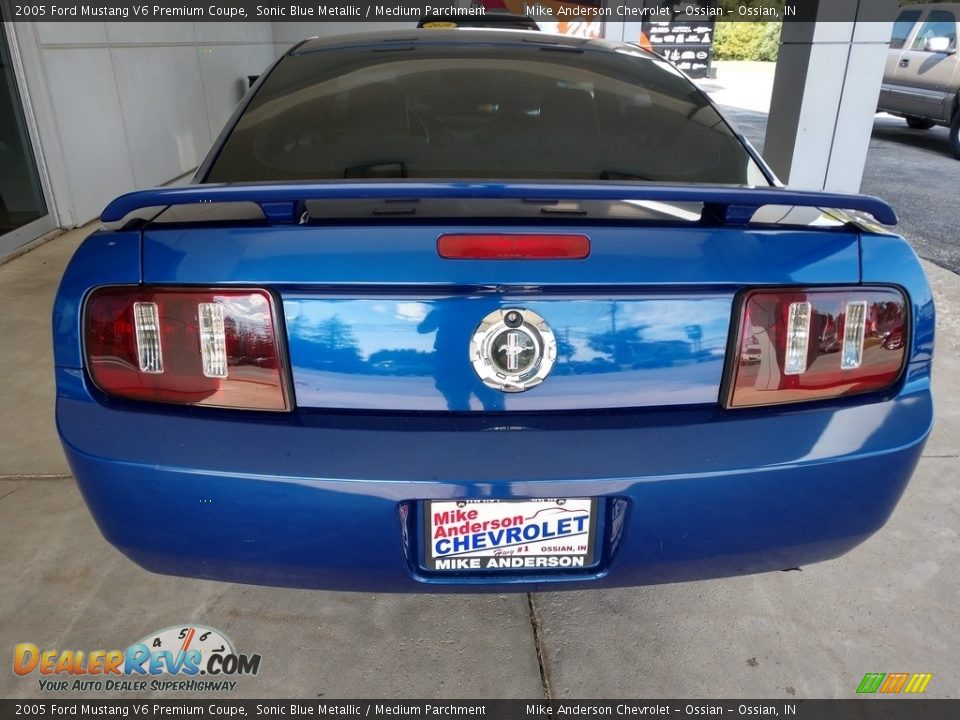 2005 Ford Mustang V6 Premium Coupe Sonic Blue Metallic / Medium Parchment Photo #5