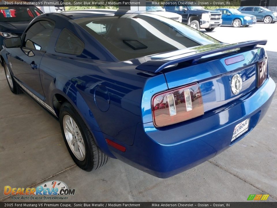 2005 Ford Mustang V6 Premium Coupe Sonic Blue Metallic / Medium Parchment Photo #7