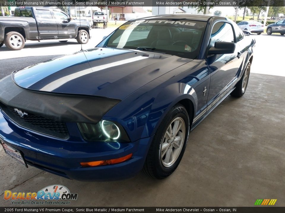 2005 Ford Mustang V6 Premium Coupe Sonic Blue Metallic / Medium Parchment Photo #8