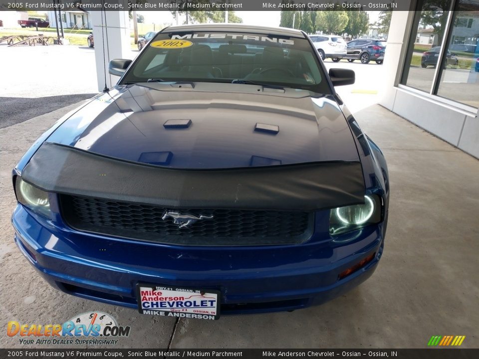 2005 Ford Mustang V6 Premium Coupe Sonic Blue Metallic / Medium Parchment Photo #9
