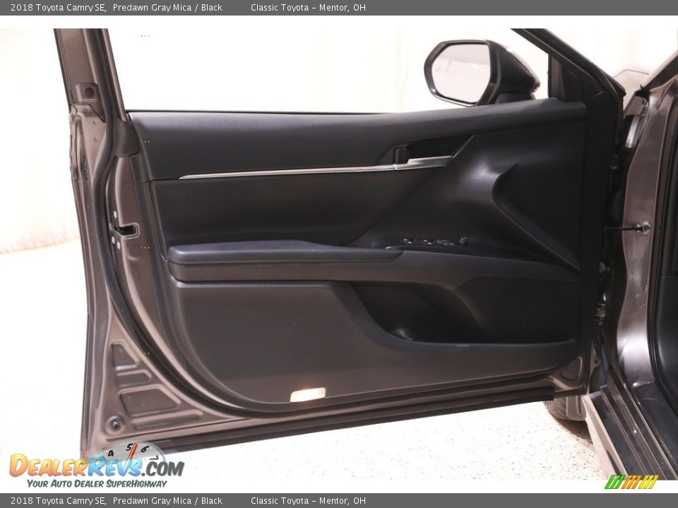 2018 Toyota Camry SE Predawn Gray Mica / Black Photo #4