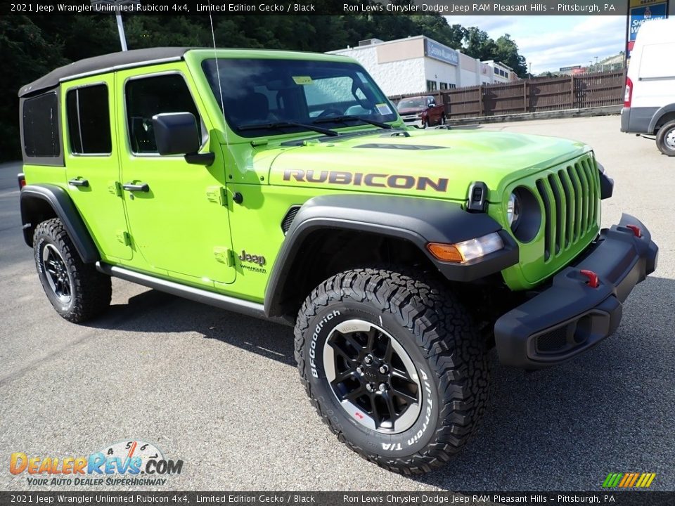 Front 3/4 View of 2021 Jeep Wrangler Unlimited Rubicon 4x4 Photo #8