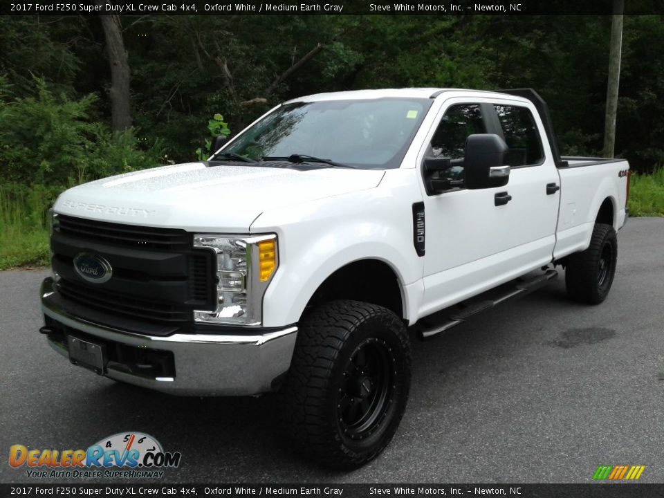 2017 Ford F250 Super Duty XL Crew Cab 4x4 Oxford White / Medium Earth Gray Photo #2