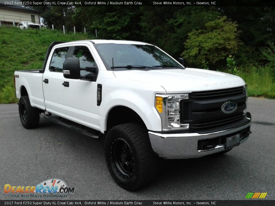 2017 Ford F250 Super Duty XL Crew Cab 4x4 Oxford White / Medium Earth Gray Photo #4