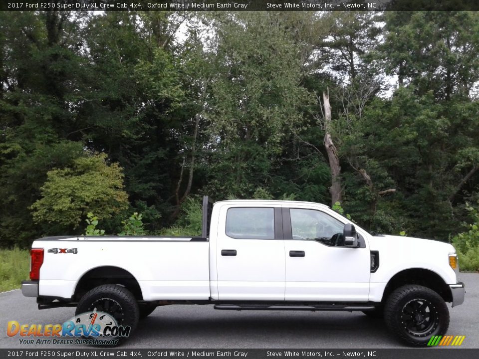 2017 Ford F250 Super Duty XL Crew Cab 4x4 Oxford White / Medium Earth Gray Photo #5