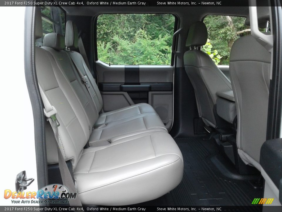 2017 Ford F250 Super Duty XL Crew Cab 4x4 Oxford White / Medium Earth Gray Photo #17