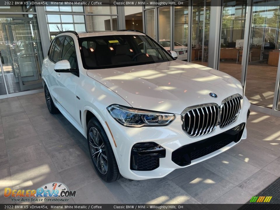 2022 BMW X5 xDrive45e Mineral White Metallic / Coffee Photo #1