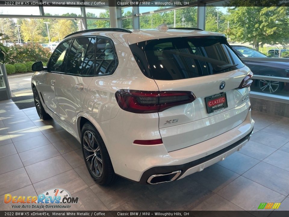 2022 BMW X5 xDrive45e Mineral White Metallic / Coffee Photo #2