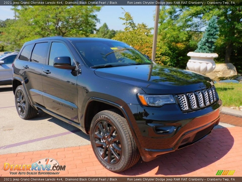 Front 3/4 View of 2021 Jeep Grand Cherokee Laredo 4x4 Photo #3