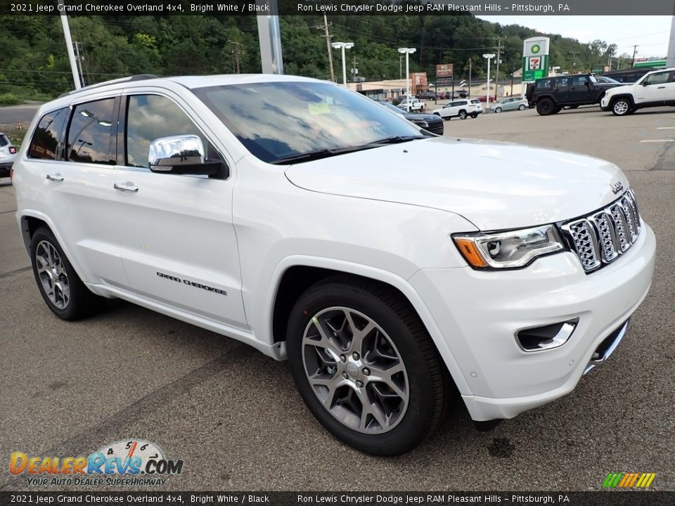 Front 3/4 View of 2021 Jeep Grand Cherokee Overland 4x4 Photo #8