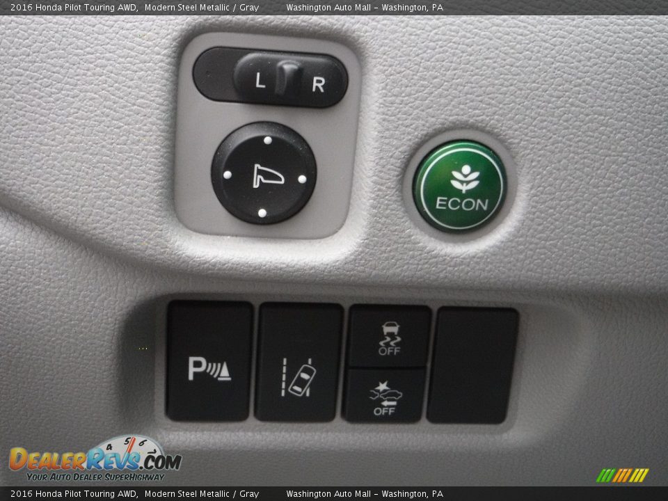 Controls of 2016 Honda Pilot Touring AWD Photo #17