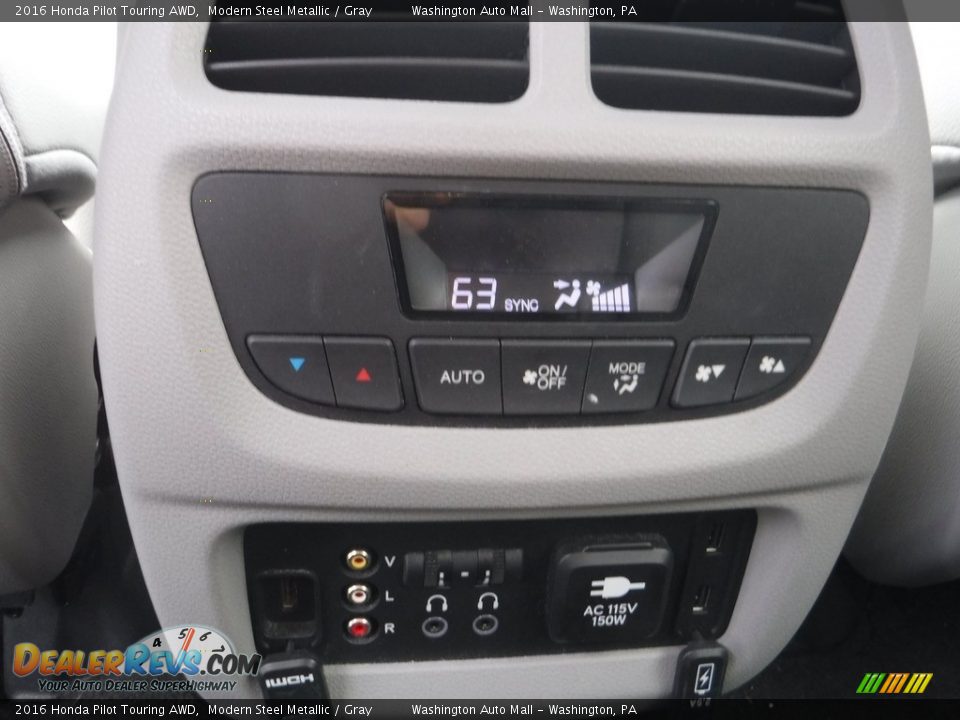 Controls of 2016 Honda Pilot Touring AWD Photo #31