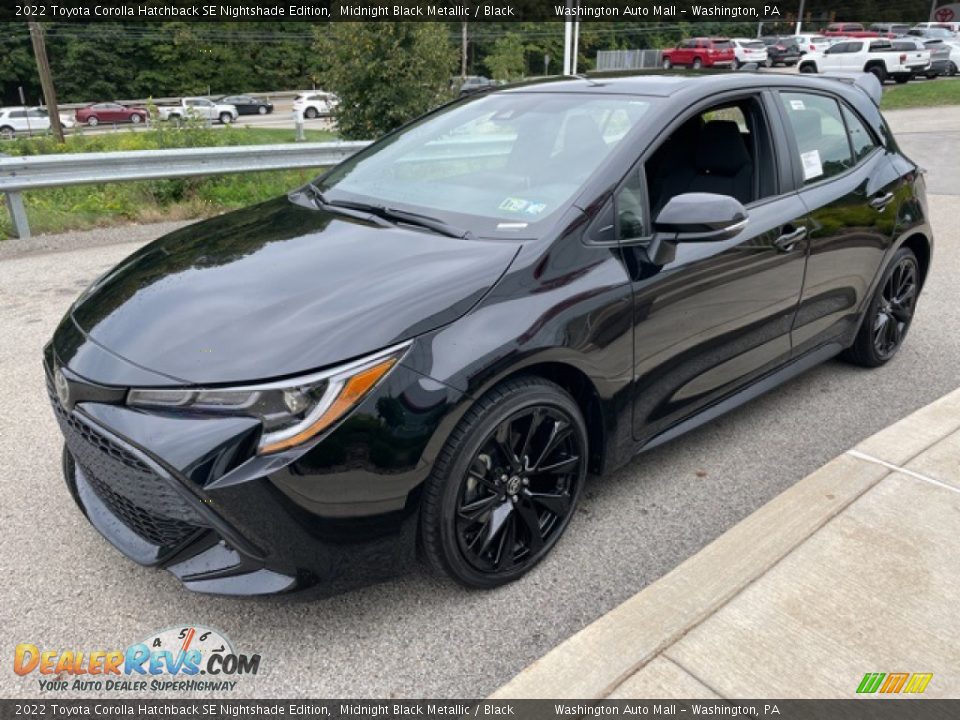 Front 3/4 View of 2022 Toyota Corolla Hatchback SE Nightshade Edition Photo #7
