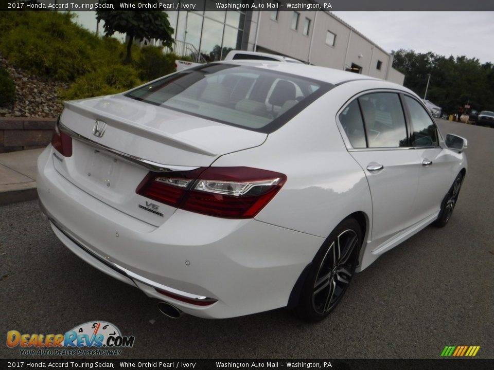 2017 Honda Accord Touring Sedan White Orchid Pearl / Ivory Photo #16