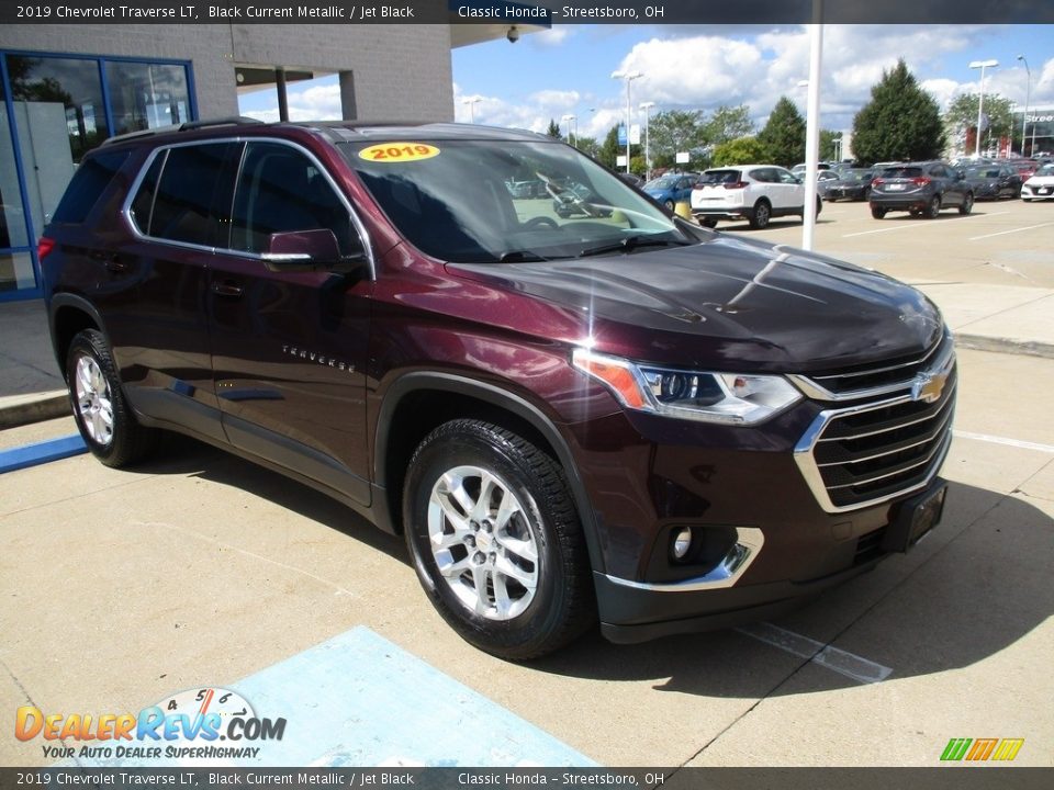 Front 3/4 View of 2019 Chevrolet Traverse LT Photo #3