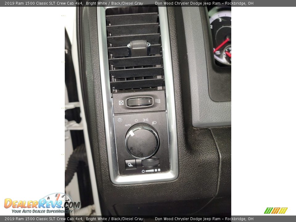 2019 Ram 1500 Classic SLT Crew Cab 4x4 Bright White / Black/Diesel Gray Photo #19