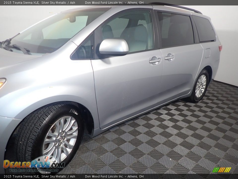 2015 Toyota Sienna XLE Silver Sky Metallic / Ash Photo #10