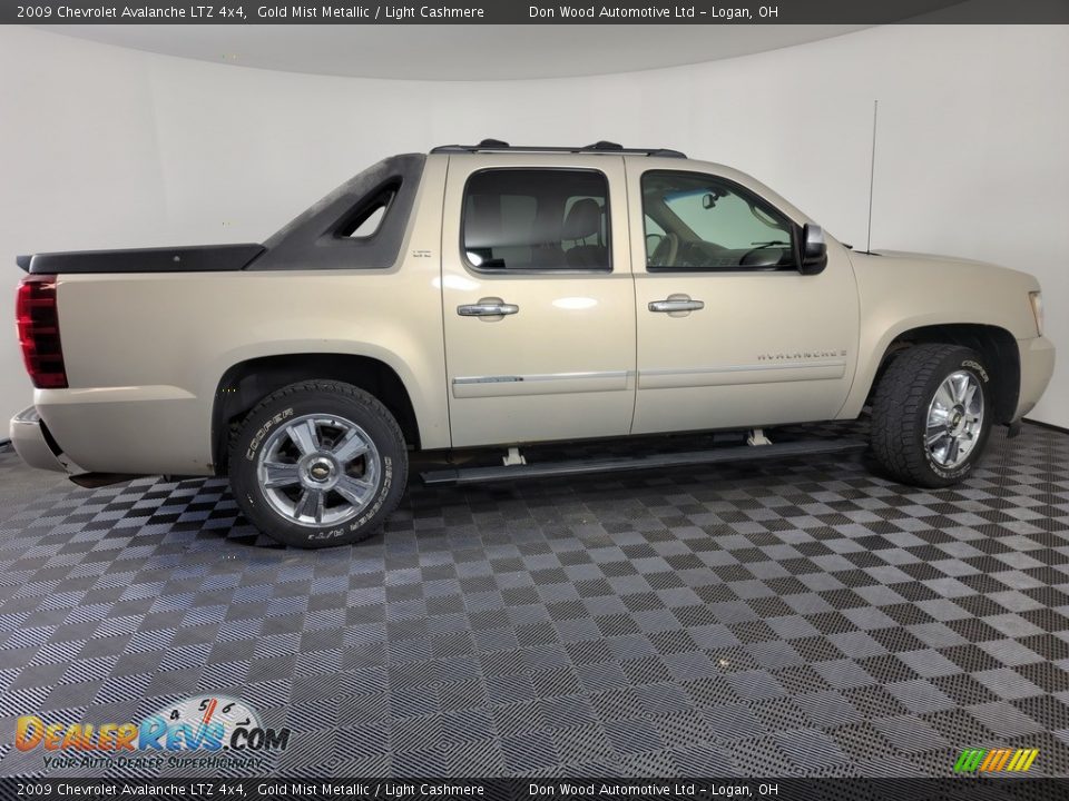 2009 Chevrolet Avalanche LTZ 4x4 Gold Mist Metallic / Light Cashmere Photo #12