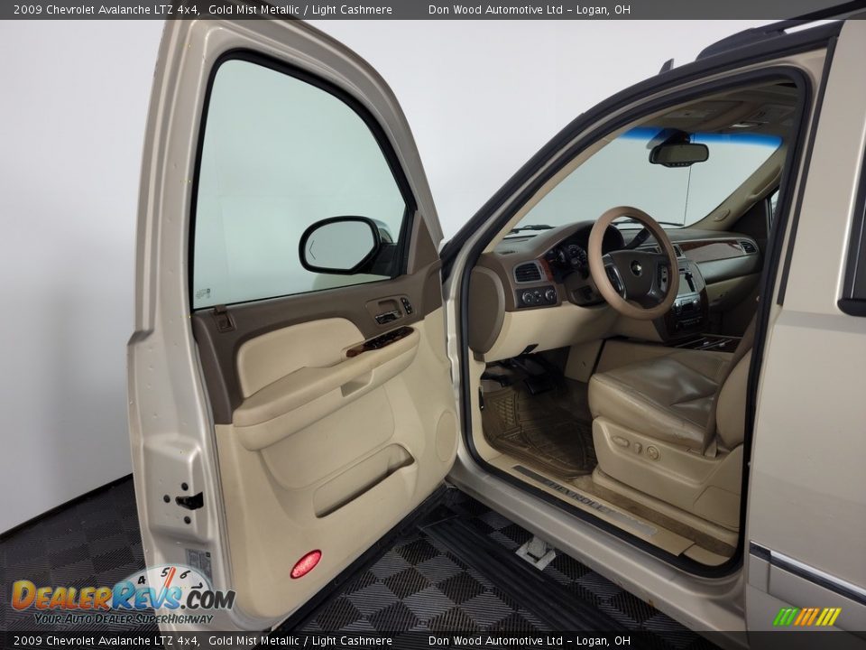 2009 Chevrolet Avalanche LTZ 4x4 Gold Mist Metallic / Light Cashmere Photo #16