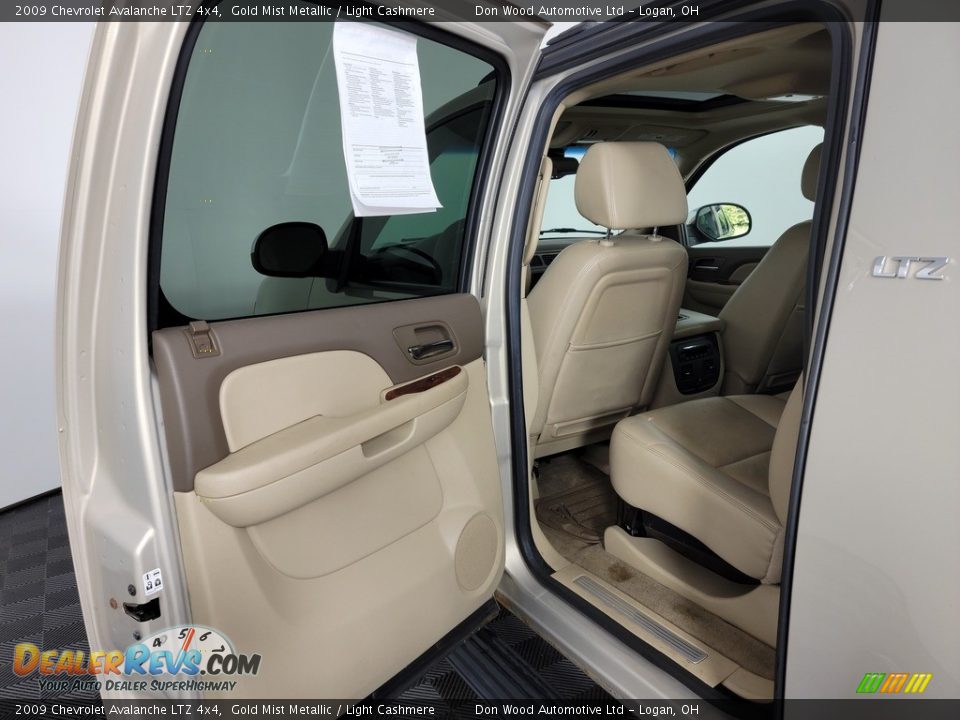 2009 Chevrolet Avalanche LTZ 4x4 Gold Mist Metallic / Light Cashmere Photo #26