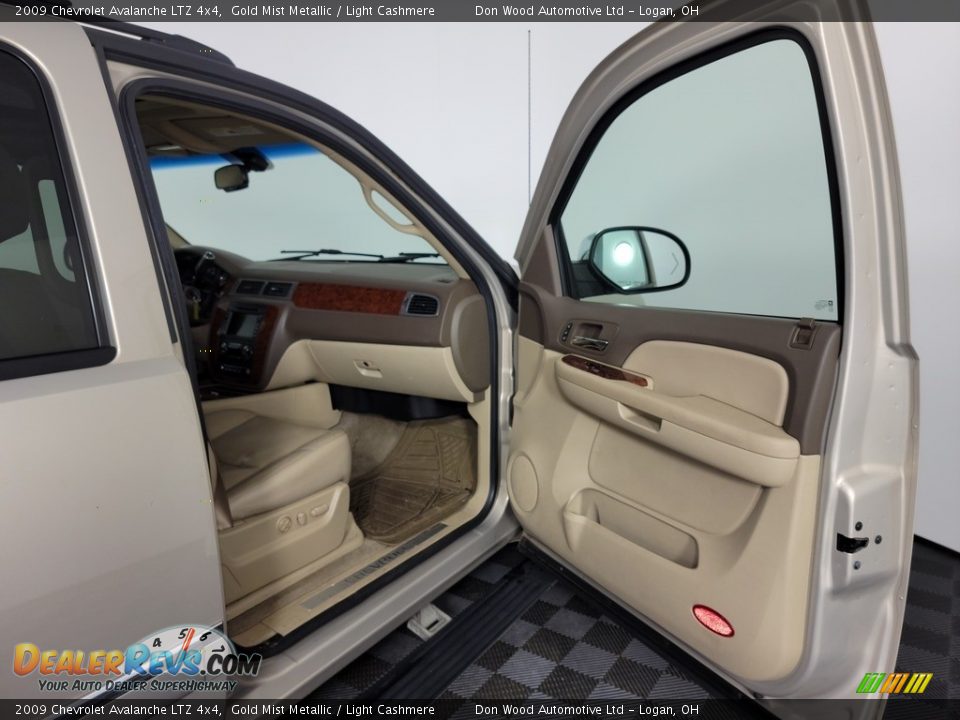 2009 Chevrolet Avalanche LTZ 4x4 Gold Mist Metallic / Light Cashmere Photo #31