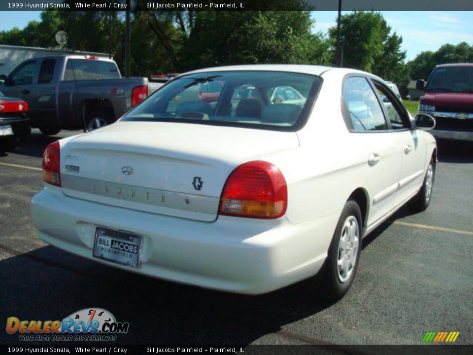 1999 Hyundai Sonata White Pearl / Gray Photo #4