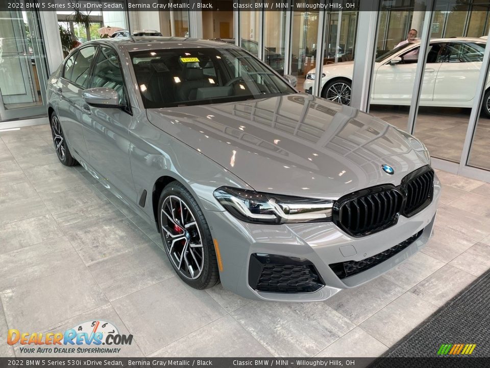 Front 3/4 View of 2022 BMW 5 Series 530i xDrive Sedan Photo #1