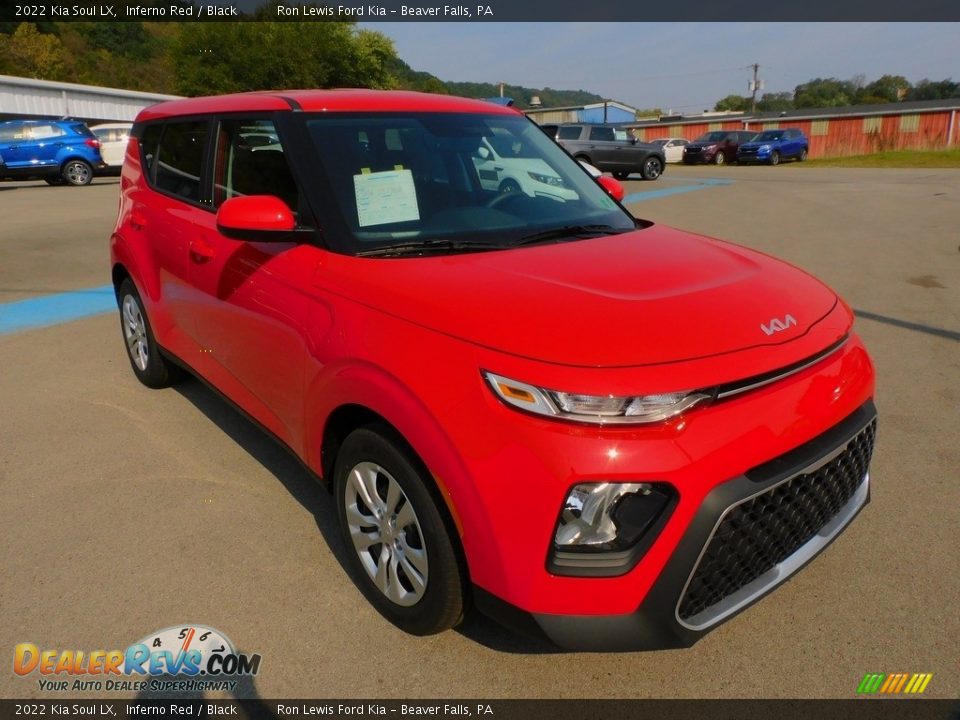 Front 3/4 View of 2022 Kia Soul LX Photo #9
