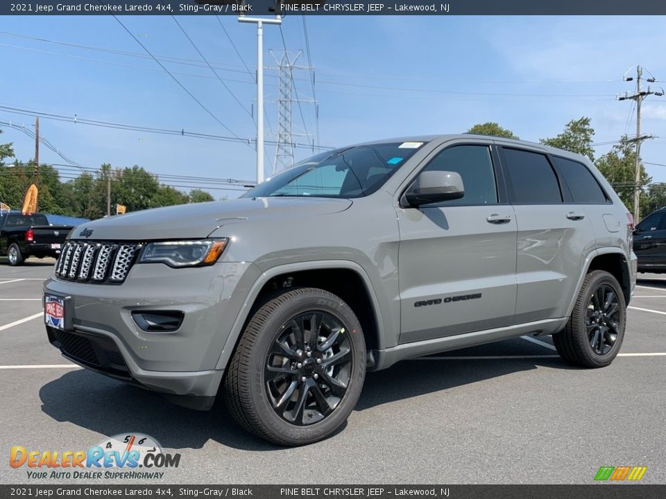 Front 3/4 View of 2021 Jeep Grand Cherokee Laredo 4x4 Photo #1