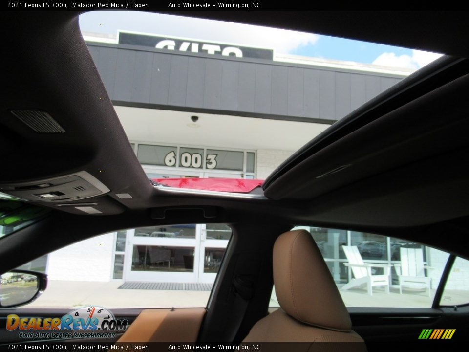 2021 Lexus ES 300h Matador Red Mica / Flaxen Photo #11