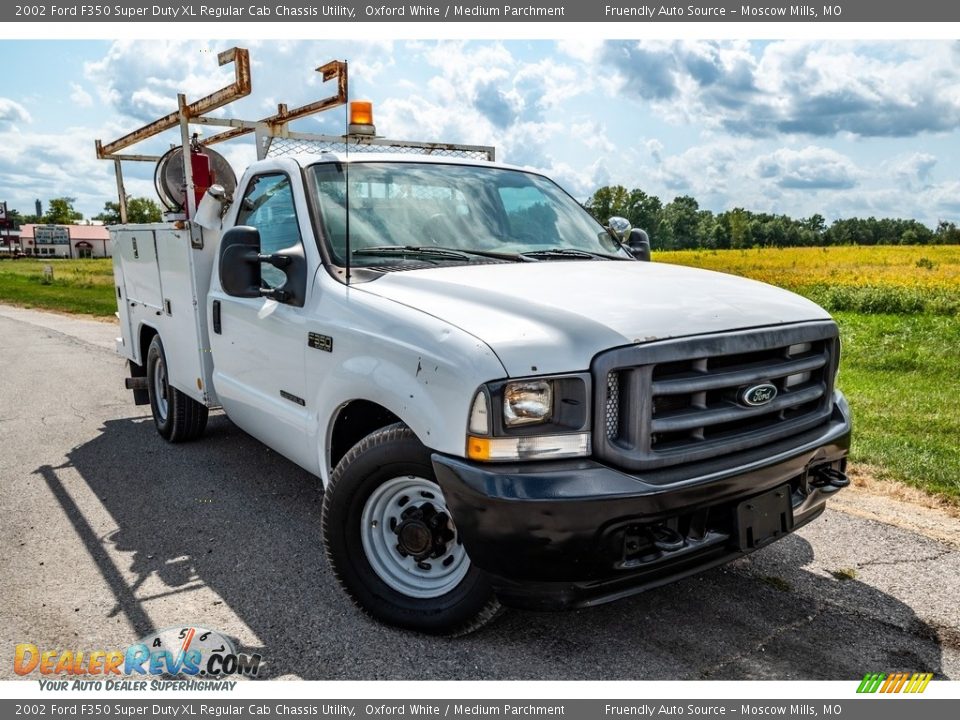 2002 Ford F350 Super Duty XL Regular Cab Chassis Utility Oxford White / Medium Parchment Photo #1