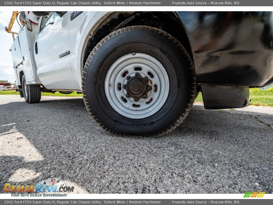 2002 Ford F350 Super Duty XL Regular Cab Chassis Utility Oxford White / Medium Parchment Photo #2