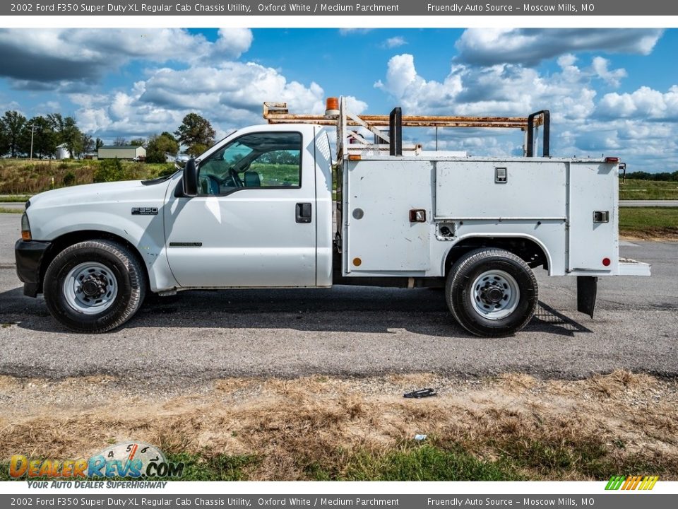 2002 Ford F350 Super Duty XL Regular Cab Chassis Utility Oxford White / Medium Parchment Photo #7