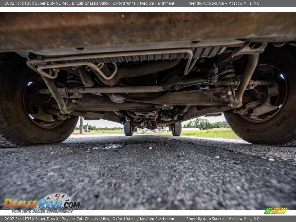 2002 Ford F350 Super Duty XL Regular Cab Chassis Utility Oxford White / Medium Parchment Photo #10