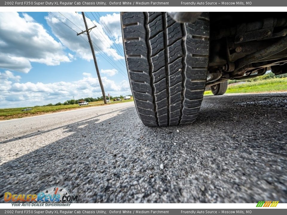 2002 Ford F350 Super Duty XL Regular Cab Chassis Utility Oxford White / Medium Parchment Photo #11