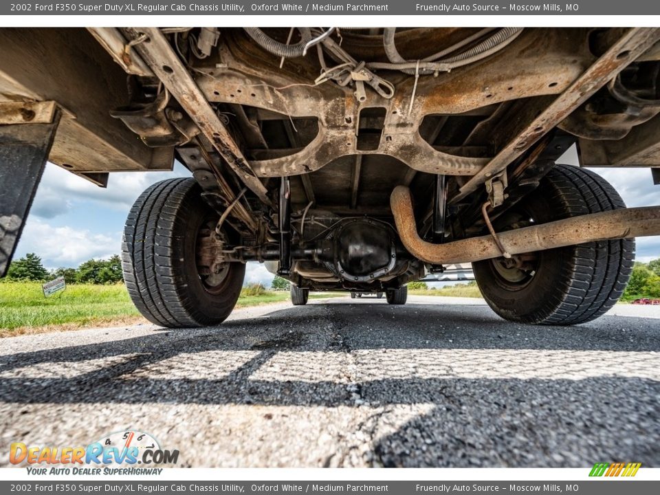 2002 Ford F350 Super Duty XL Regular Cab Chassis Utility Oxford White / Medium Parchment Photo #13