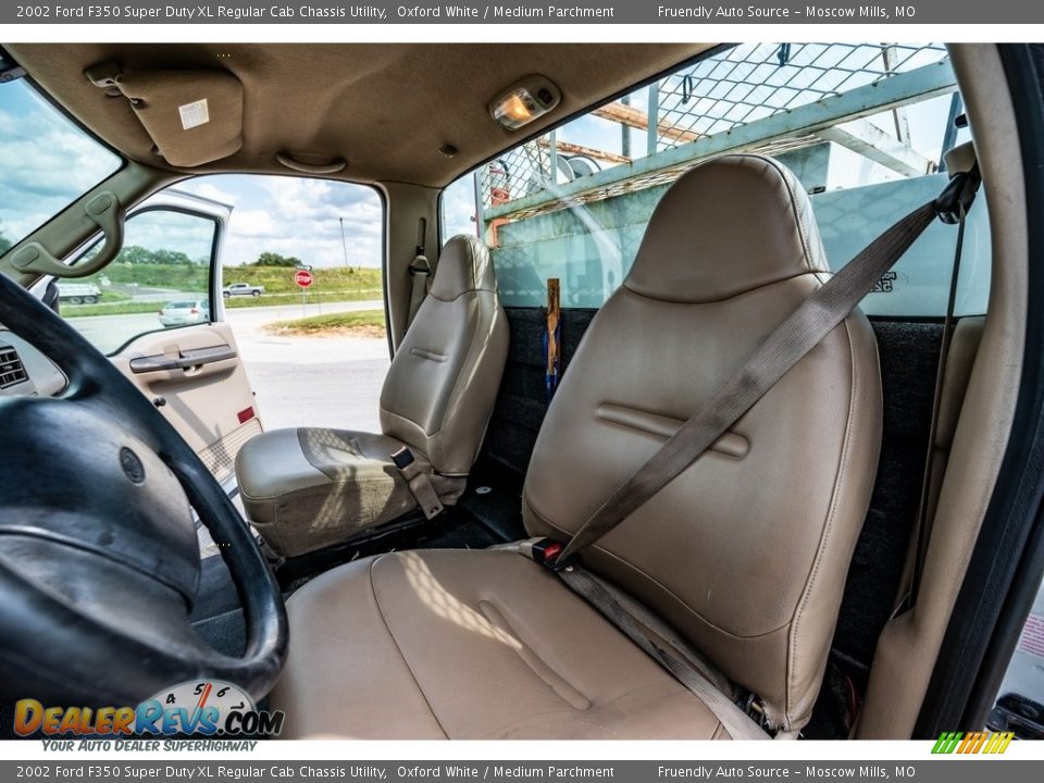 2002 Ford F350 Super Duty XL Regular Cab Chassis Utility Oxford White / Medium Parchment Photo #17