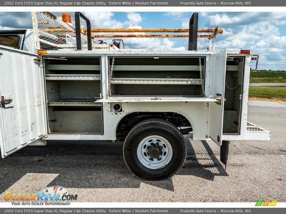 2002 Ford F350 Super Duty XL Regular Cab Chassis Utility Oxford White / Medium Parchment Photo #21