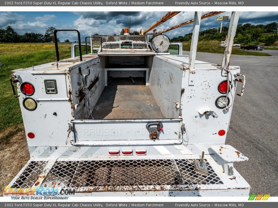 2002 Ford F350 Super Duty XL Regular Cab Chassis Utility Oxford White / Medium Parchment Photo #22