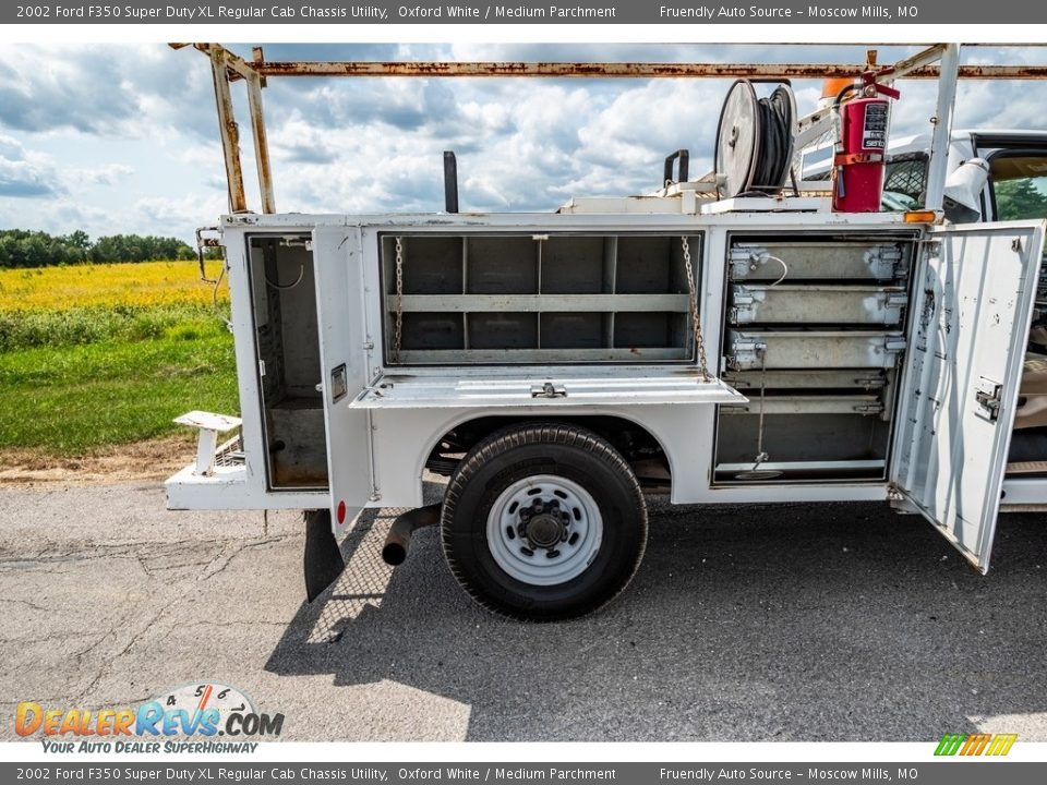 2002 Ford F350 Super Duty XL Regular Cab Chassis Utility Oxford White / Medium Parchment Photo #23
