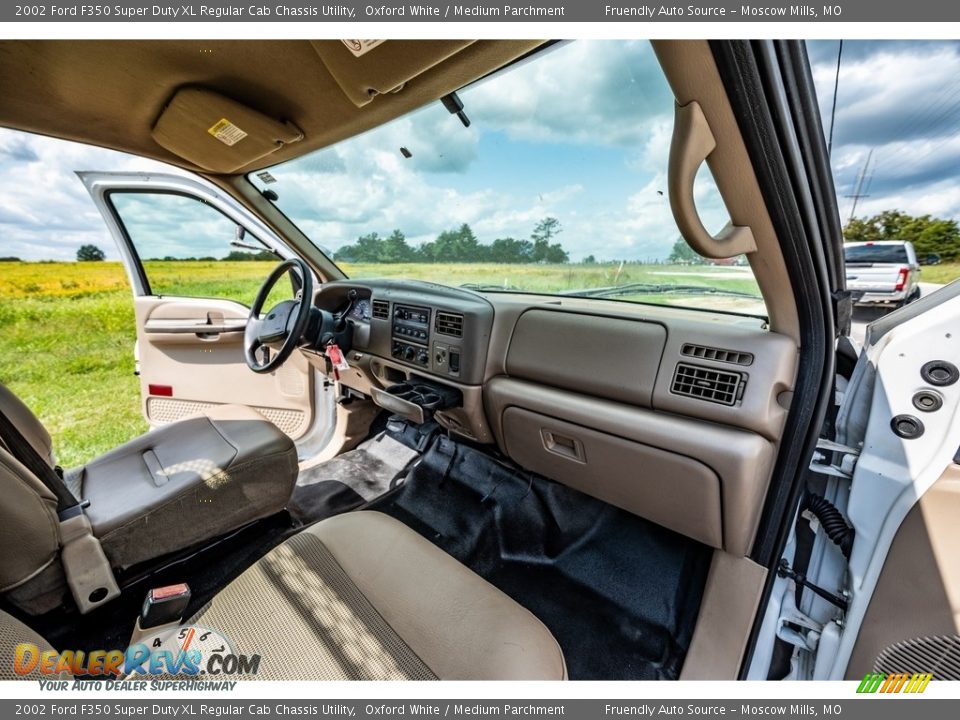 Dashboard of 2002 Ford F350 Super Duty XL Regular Cab Chassis Utility Photo #25