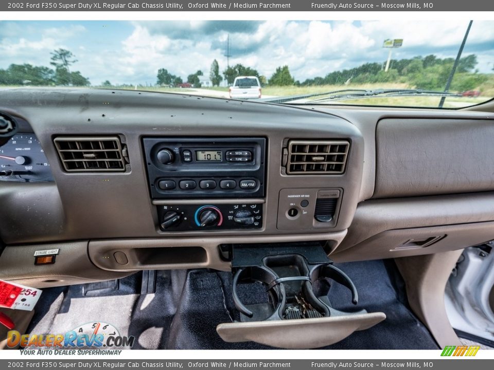 2002 Ford F350 Super Duty XL Regular Cab Chassis Utility Oxford White / Medium Parchment Photo #29