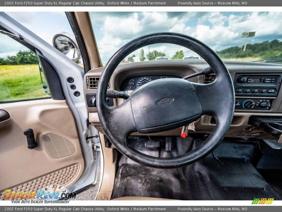 2002 Ford F350 Super Duty XL Regular Cab Chassis Utility Oxford White / Medium Parchment Photo #30