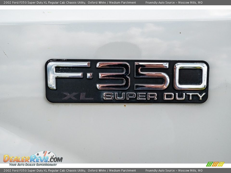 2002 Ford F350 Super Duty XL Regular Cab Chassis Utility Oxford White / Medium Parchment Photo #35